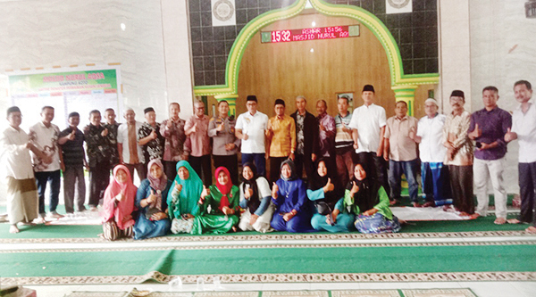 Reses Masa Sidang I Tahun 2023, Anggota Dewan Berjibaku Jemput Aspirasi Masyarakat 1 RESES— Ketua DPRD Padang Syafrial Kani, berfoto bersama dengan warga serta pemuka masyarakat Kampung Koto Kelurahan, Gurun Laweh usai melakukan reses masa sidang 1 tahun 2023.