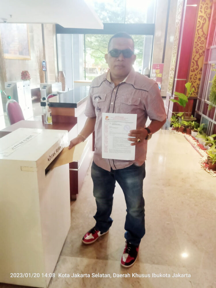 Surati Menteri Hukum dan HAM, LPRI Sumbar Minta Kalapas Bukittinggi Dievaluasi 1 SURATI— Sekretaris LPRI Sumbar, IN Raja Tega menyerahkan surat pengaduan terkait Lapas Bukittinggi ke Kantor Kementerian Hukum dan HAM di Kuningan Jakarta.