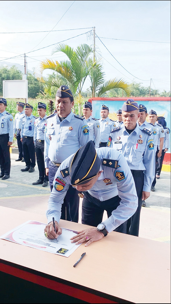 1 TANDA TANGAN KOMITMEN— Kalapas Bukittinggi Martin menandatangani Komitmen Bersama yang dilaksanakan di lapangan upacara Lapas Bukittinggi, Kamis (26/1).