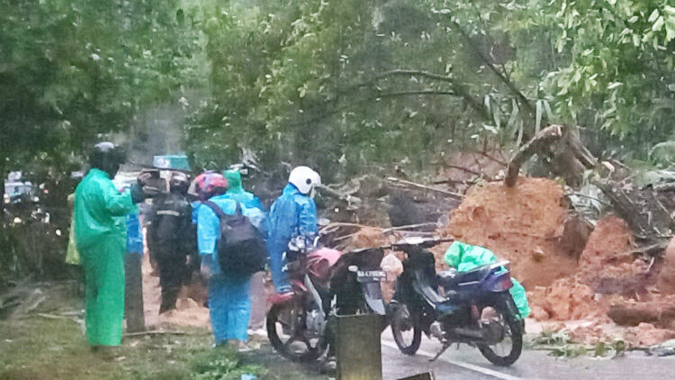 LONGSOR— Jalan di kawasan Sitinjau Lauik tertimbun longsor. Akibatnya, akses jalan tak bisa dilalui kendaraan.