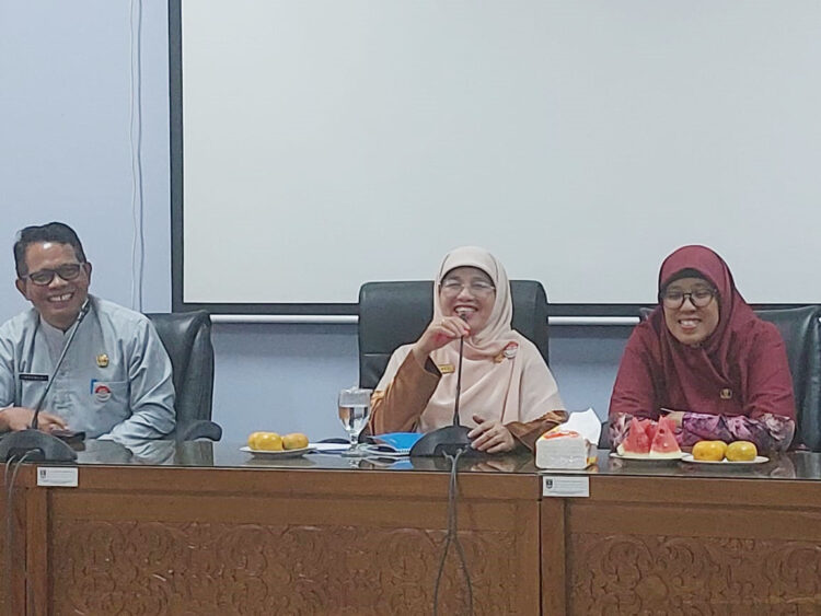 SILATURAHMI—Kepala DKP Sumbar, Desniarti didampingi jajarannya saat silahturahmi dengan awak media, Jumat (20/1) di Kantor DKP Sumbar.