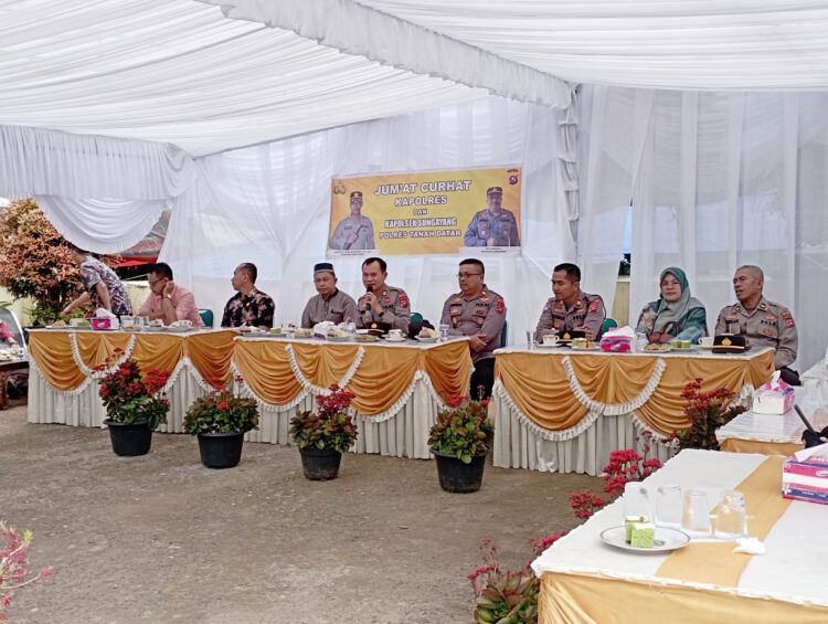 SAMBUTAN—Kabag Ops Polres AKP Riswan Lukpi SH, MH saat memberikan sambutan dalam Jumat Curhat di Nagari Andaleh, Kecamatan Sungayang, Kabupaten Tanahdatar.