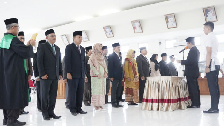 Mutasi Bergulir, 18 ASN Pemkab Limapuluh Kota Dilantik 1 PELANTIKAN— Sekretaris Daerah Limapuluh Kota Widya Putra melantik 18 ASN Pemkab untuk mengisi berbagai jabatan strategis.