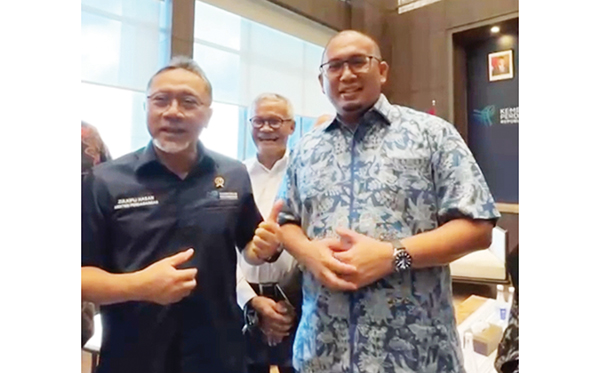 Andre Rosiade Jumpa Menteri Perdagangan, Jauh Tertinggal, Pasar Ulak Karang harus Direvitalisasi 1 DUKUNGAN— Anggota DPR RI Andre Rosiade saat bertemu Menteri Perdagangan Zulkifli Hasan (Zulhas), menyampaikan permintaan dukungan untuk merevitalisasi Pasar Ulak Karang di Padang.