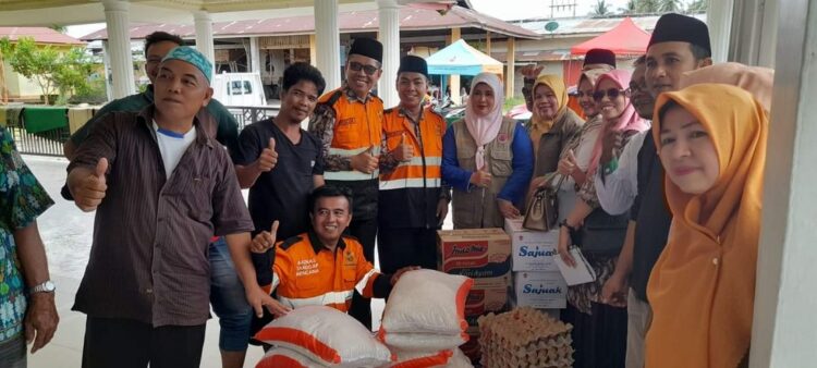 Peduli Korban Terdampak Musibah Banjir, PKK, Dinsos dan Baznas Padangpariaman Berikan Bantuan Logistik 1 BANTUAN— Ketua TP PKK Padangpariaman Yusrita Suhatri Bur, bersama Dinas Sosial dan Baznas Padangpariaman serahkan bantuan untuk korban musibah bencana banjir.