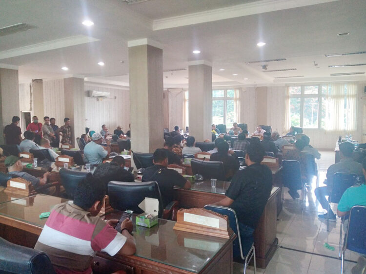 HEARING— Wakil Ketua DPRD Pasbar Daliyus, membuka hearing antara masyarakat Air Bangis dan PT GMK di ruang rapat DPRD Pasbar, Jumat (20/1).