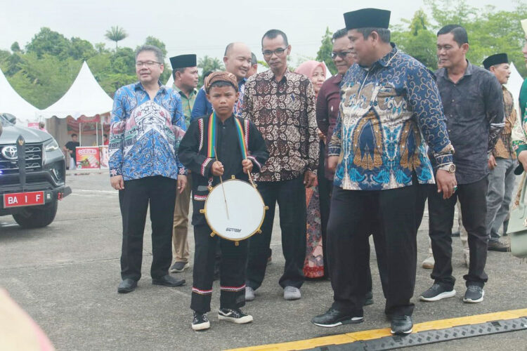 PEMBUKAAN—Bupati Padangpariaman Suhatri Bur  saat pembukaan acara Padangpariaman Ekspo 2023.