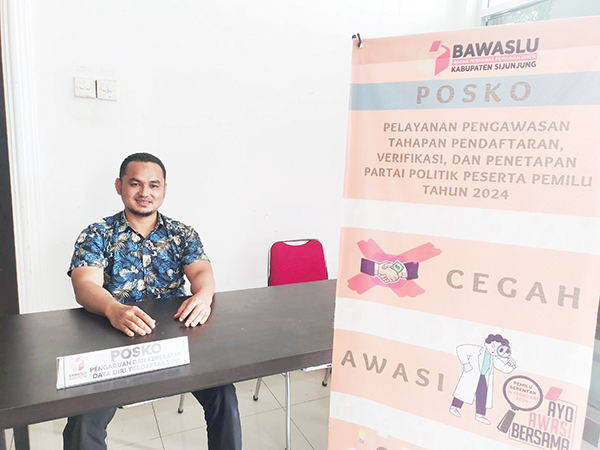 Pastikan Data Dukungan Masyarakat Valid, Bawaslu Sijunjung Buka Posko Pengaduan 1 Riki Minarsah
Komisioner Bawaslu Sijunjung