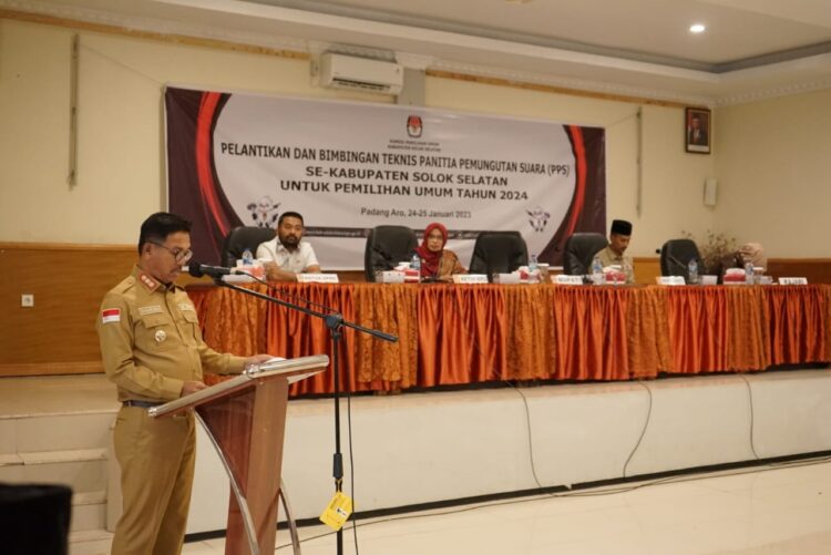 Pelaksanaan Pemilu 2024 sangat Dinamis, Bupati Khairunnas Harapkan Petugas Bekerja Maksimal 1 ARAHAN— Bupati Solok Selatan Khairunnas berikan sambutan pada acara pelantikan petugas PPS.