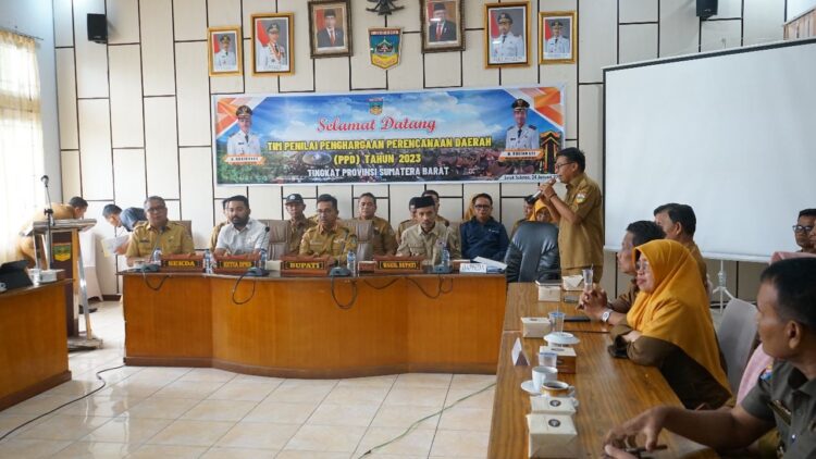 TIM PENILAI PROVINSI— Sejumlah anngota tim penilai Provinsi Sumatera Barat sedang melakukan penilaian di Aula Tansi Ampek, Selasa (24/1).