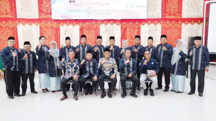Kadisdikbud Lantik Pengurus MKKS SMP Swasta Kota Padang, Diharapkan Sinergi dan Kolaborasi untuk Pendidikan Berkualitas 1 Pengurus MKKS SMP Swasta se-Kota Padang foto bersama Wako Hendri Septa.