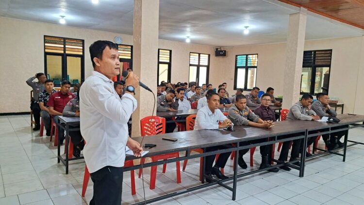 BERIKAN MATERI—Kaur Bin Ops Reskrim Ipda Irnal Syamsi memberikan materi fungsi dan teknis tugas dilapangan maupun administrasi penyidikan di aula Polres Padangpanjang, Selasa (24/1).