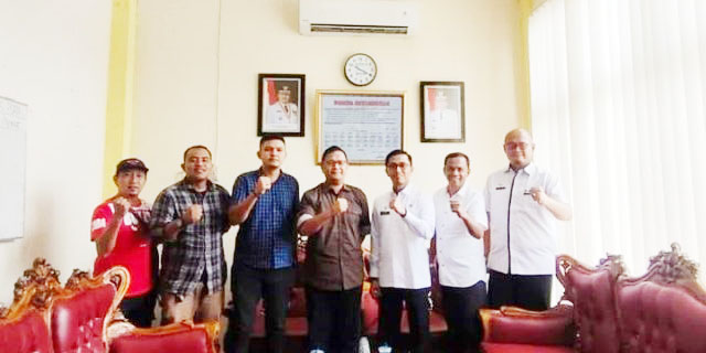 FOTO BERSAMA— Pengurus Persatuan Bola Basket Indonedia (Perbasi) Kota Solok  usai rapat mempersiapkan diri untuk melaksanakan kejuaraan Bola Basket, foto bersama.