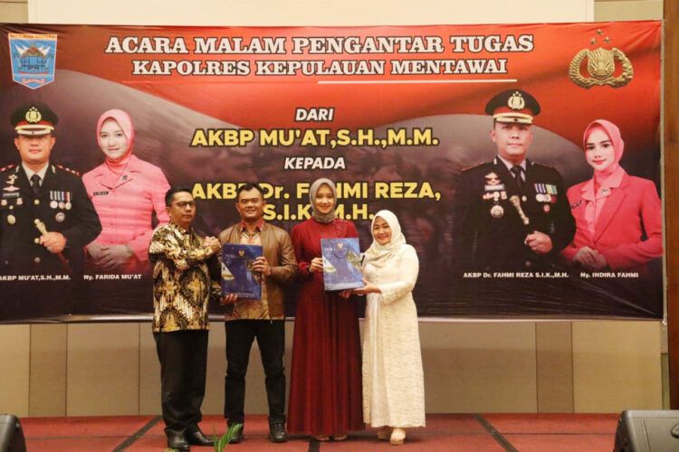 MALAM PENGANTAR TUGAS—Pj. Bupati  Martinus D, S,Sos., M.M serahkan cendera mata pada pejabat lama AKBP Mu`at.