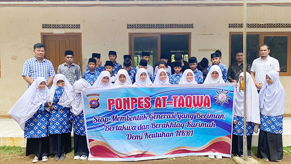 DEKLARASI— Santri Ponpes At-Taqwa Canduang mendeklarikan siap menjaga keutuhan NKRI.