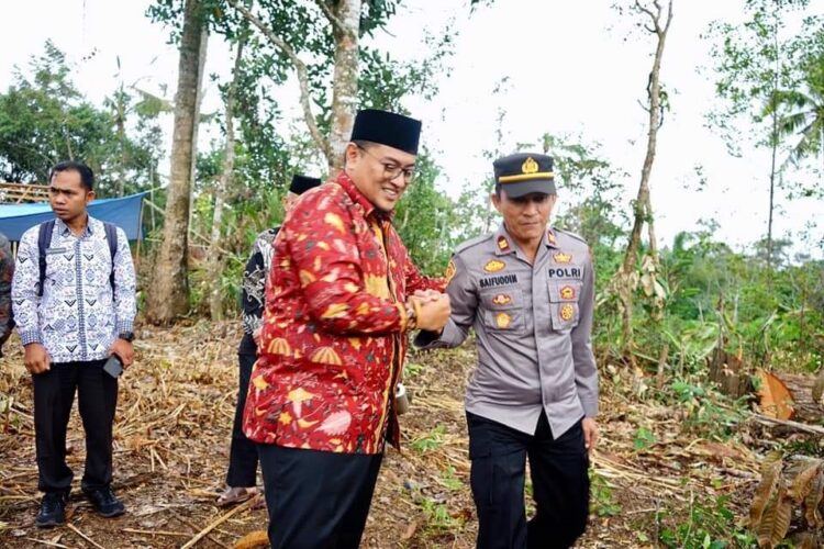 Ponpes Sejalan dengan Progul 1 SALAMAN—Wabup Richi Aprian bersalaman dengan Kapolsek Rambatan Iptu Saipudin saat meninjau lokasi pembangunan ponpes.