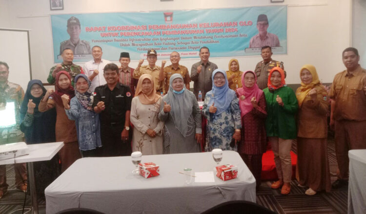 RAKORBANG— Lurah Olo Zamril, Anggota DPRD Padang Budi Syahrial foto bersama dengan Sekcam Hanurawan, RT/RW se-Kelurahan Olo, Ketua LPM, bhabinkamtibmas, Babinsa, kepala Puskesmas tokoh masyarakat, di Fave Hotel, Selasa (24/1).