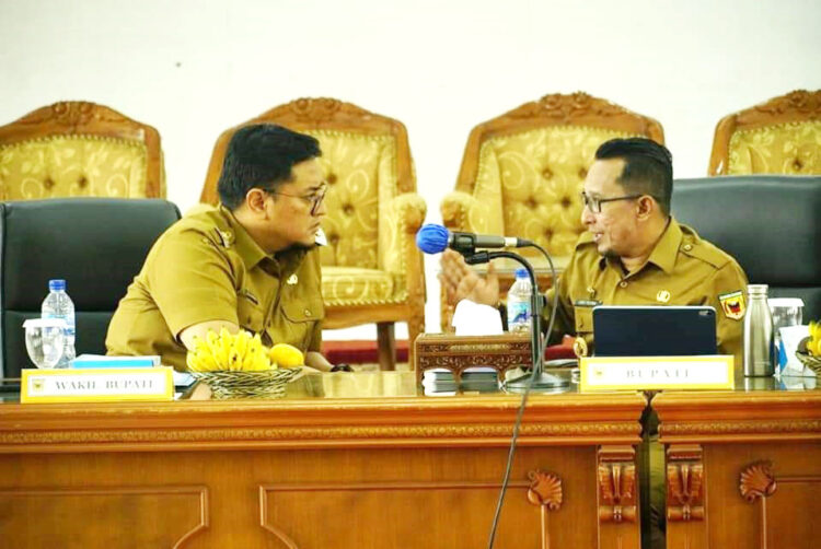 DISKUSI— Bupati dan wabup diskusi ringan jelang rapat.