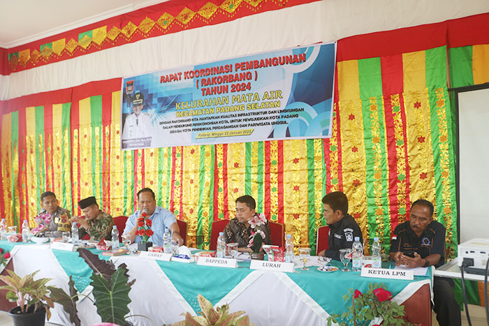 Usulan Warga di Rakorbang sebanyak 33, Pemasangan Batu Bronjong sangat Mendesak 1 RAKORBANG—Rakorbang Kelurahan Mata Air dibuka Camat Padang Selatan Jasman, didampingi Lurah Mata Air Suardi dan dihadiri anggota DPRD Kota Padang Boby Rustam.11.45