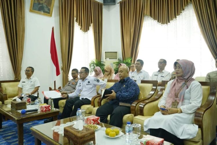 IKUTI RAKOR—Bupati Tanahdatar dan Kajari  serta OPD serius mengikuti rakor Inspektorat.