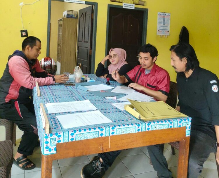 PENDAFTRAN— Panwascam Sungayang menerima berkas pendaftar calon anggota PKD.