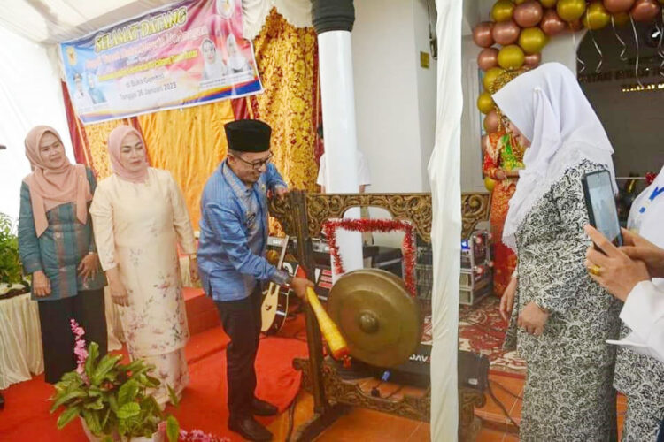 Resmikan Gedung Sekretariat, Eka Putra: Ini Bukti Nyata Kekompakan IBI Tanah Datar 1 RESMIKAN KANTOR— Bupati Tanahdatar Eka Putra pukul gong, tanda diresmikannya kantor IBI.