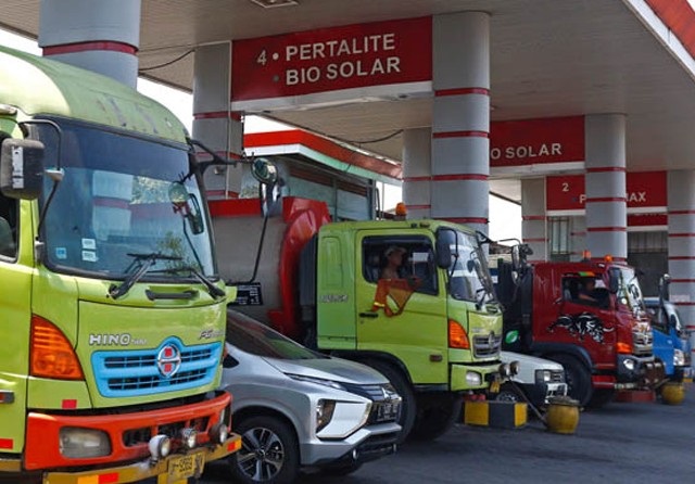 BERGANTIAN-- Kendaraan yang mengantre mengisi bahan bakar solar di SPBU Jalan Ikan Kakap pada 2019.