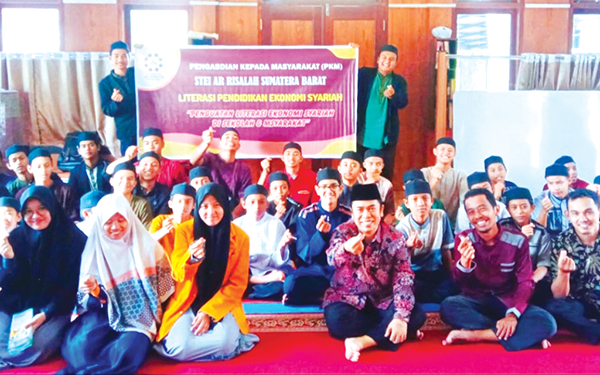 PENGABDIAN MASYARAKAT— Ketua Pendidikan Tinggi (Dikti) Yayasan Waqaf Ar Risalah H Mulyadi Muslim Lc MA foto bersama santri Surau Anak Soleh Koto Tangah dalam acara pengabdian masyarakat Sekolah Tinggi Ekonomi Islam (STEI) Ar Risalah Sumatra Barat, Sabtu (21/1).