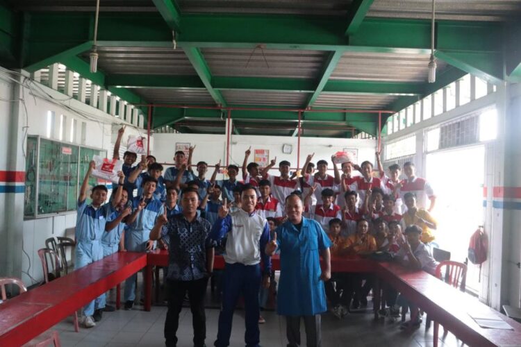 SOSIALISASI- Instruktur Safety Riding PT Menara Agung, Riandy Monru bersama para siswa SMK 1 Muhammadiyah Padang saat kegiatan sosialisasi cari aman berkendara.