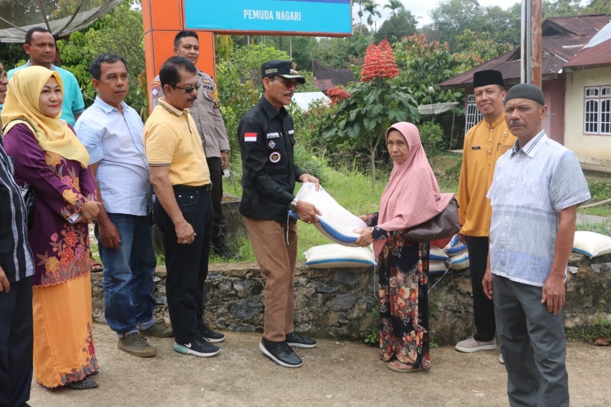 Salurkan 62 Ton Beras di Nagari Koto Tangah