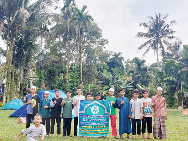 MUKHAYAM— 18 orang santri Pondok Alquran Darul Inqilabi Lubuk Basung mukhayam di daerah Dama Gadang, Kecamatan Tanjung Raya untuk mentadabburi, merenungkan kandungan Al Qur’an.