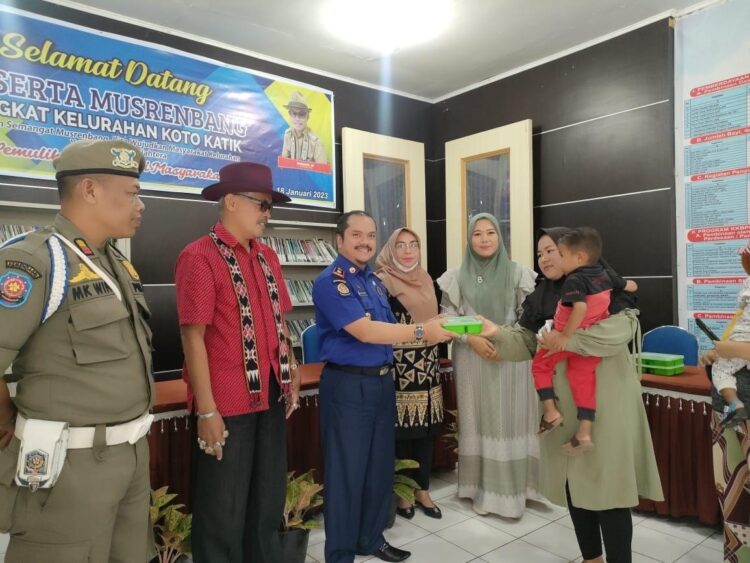 Satpol PP Damkar Serahkan Bantuan Basunting ke Koto Katik 1 Satpol PP Damkar Serahkan Bantuan Basunting ke Koto Katik