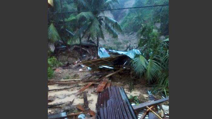 Tragis! Satu Keluarga Tertimbun Longsor di Kabupaten Padangpariaman, Empat Orang Luka-luka, Satu Hilang, Kondisi Rumahnya Rata dengan Tanah 1 RUMAH TERTIMBUN— Kondisi rumah di Kecamatan 2x11 Kayu Tanam, Kabupaten Padangpariaman yang tertimbun longsor. Empat orang penghuninya luka-luka, sedangkan satu orang lagi masih dalam pencarian.