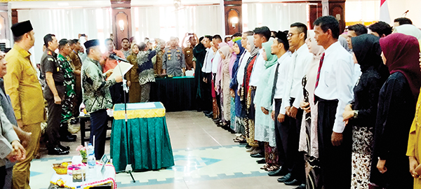 PELANTIKAN ANGGOTA PPS— KPU Sijunjung melantik 186 anggota PPS untuk pelaksanaan Pemilu 2024 yang dibagi tiga orang per Nagari, Selasa (24/1).