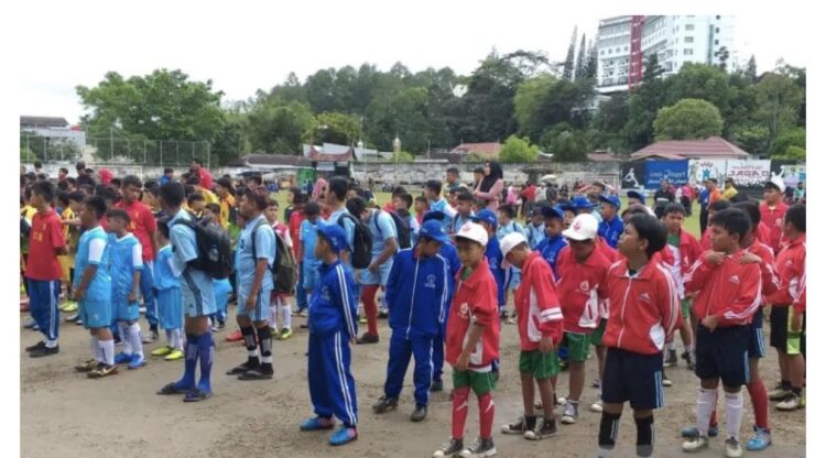 TURNAMEN SEPAKBOLA— Pemko Bukittinggi menggelar turnamen sepakbola yang diikuti oleh seluruh sekolah dasar untuk melahirkan pesepakbola profesional sejak usia dini sekaligus pengembangan bakat.