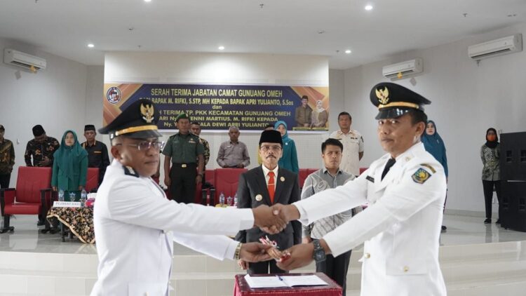 Sertijab Camat Gunuang Omeh dan Bukit Barisan, Wujudkan Manajemen dan Inovasi Pelayanan Publik yang Bermutu, Efektif, Efisien 1 SERTIJAB— Bupati menghadiri sertijab Camat Gunuang Omeh.