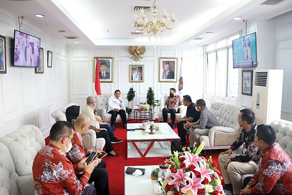 Temui Dirjen Polpum Kemendagri, Wako Fadly Amran Bahas Penyelenggaraan dan Pengawasan Penganggaran Pemilu 2024 1 AUDIENSI— Wako Fadly Amran beraudiensi dengan Dirjen Polpum Kemendagri membahas aturan pengangkatan penjabat (Pj) wali kota, dan penyelenggaraan serta pengawasan penganggaran Pemilu 2024.