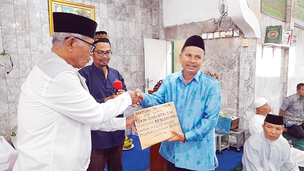 BANTUAN MASJID— Ketua Fraksi Demokrat DPRD Kota Padang, Surya Jufri serahkan bantuan senilai Rp30 juta kepada pengurus Masjid Ihsan, Kelurahan Bandar Buat, Kecamatan Lubukkilangan, Sabtu (28/1).