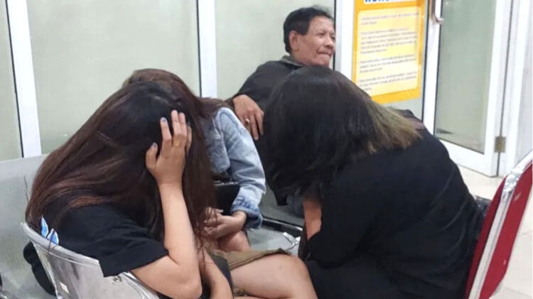 TERJARING RAZIA— 
Tim SK4 Kota Bukittinggi mengamankan sembilan orang perempuan di sejumlah hotel dan kafe saat razia pekat.