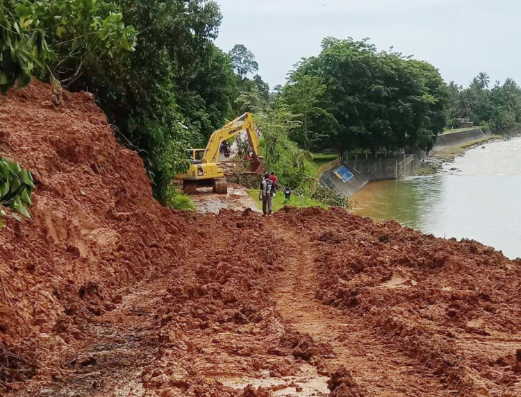 Turunkan Alat Berat ke Lokasi Titik Longsor