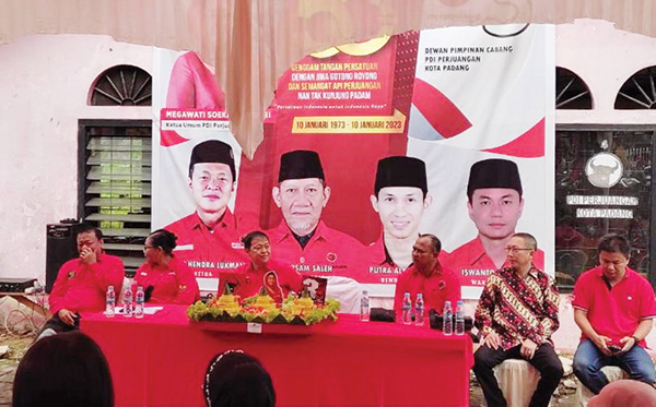 Ulang Tahun Megawati, PDIP Padang Berbagi dengan 76 Warga Kurang Mampu 1 PAKET BANTUAN— Ketua DPC PDIP Kota Padang Albert Hendra Lukman membagikan paket bantuan kepada 76 orang yang layak menerima bantuan, Senin (23/1) di kantor DPC PDIP.