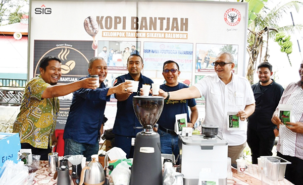 PEMASARAN KOPI BANTJAH— Wagub Sumbar Audy Joinaldy meresmikan pemasaran Kopi Bantjah ditandai dengan membuka selubung produk-produk kopi yang dihasilkan oleh Kelompok Hutan Kemasyarakatan (HKm) Sikayan Balumuik yang akan dijual untuk umum.