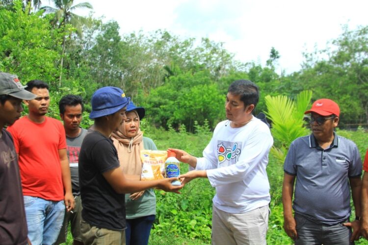 SERAHKAN BIBIT— Wali Kota Sawahlunto Deri Asta serahkan bibit dan pupuk tanaman.