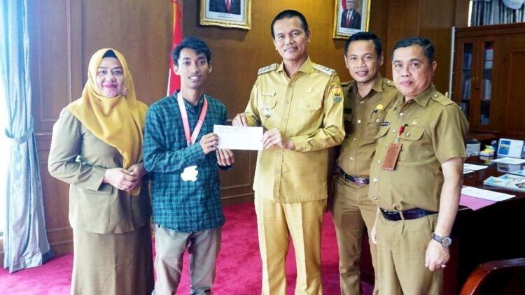 BERIKAN BONUS— Walikota Genius Umar berikan bonus kepada atlet sepatu roda Muhammad Erfan karena dinilai telah mengahrumkan nama daerah di tingkat Nasional.