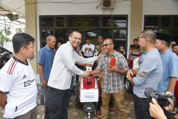 Walikota Genius Umar Kukuhkan KTNA, Petani Jadikan Lahan Kosong sebagai Lahan Produktif 1 SERAHKAN BANTUAN—Wali Kota Pariaman Genius Umar serahkan bantuan pada KTNA.