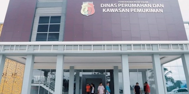 Walikota Solok Zul Elfian bersama kepala OPD dilingkungan Pemko Solok meninjau bangunan gedung Disperkim.