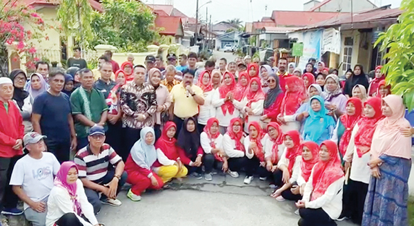 Warga Lubukbuaya Terima Ambulans melalui Andre Rosiade 1 BANTUAN AMBULANS— Anggota DPRD Padang Manufer, tokoh masyarakat Jasman dan warga Lubuk Gading Permai III Lubuk Buaya bersama-sama mengucapkan terima kasih atas bantuan ambulans melalui Andre Rosiade.