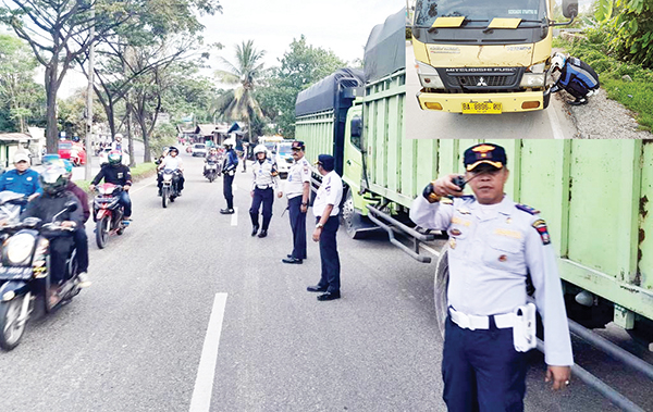DIGEMBOSI— Petugas Dishub Kota Padang menggembosi ban satu unit truk yang masih parkir di ruas jalan Bypass-Lubukbegalung dan Indarung, Senin (30/1). Selain itu, petugas juga mengandangkan 4 unit truk karena tak miliki kir.
