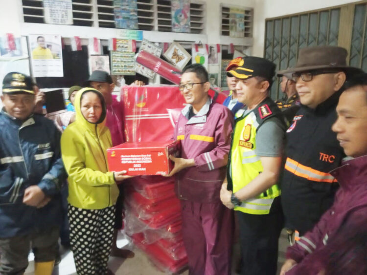 TINJAU BANJIR: Wako Hendri Septa meninjau salah satu lokasi titik banjir yang terjadi di Jl. Batu Busuk, Kelurahan Lambung Bukik, Kecamatan Pauh.
