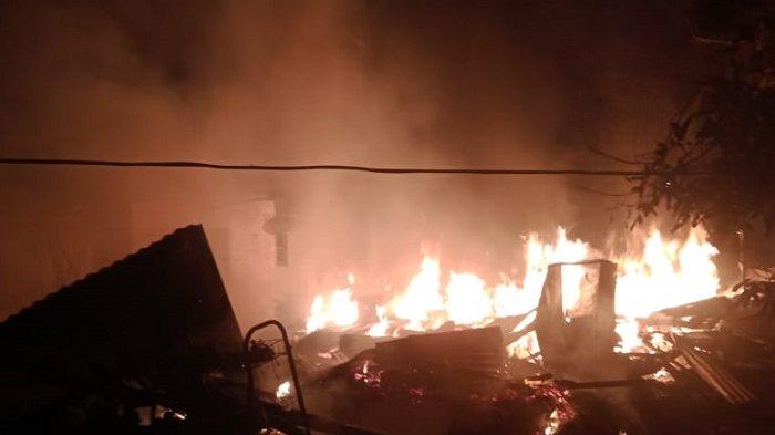 KEBAKARAN— Dua rumah di Simpang Lapai, Kota Pariaman mengalami kebakaran.